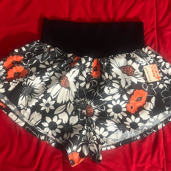 FREE PEOPLE | Floral Black and Daisy Print Women's Shorts | Large | NEW - Picture 4 of 5